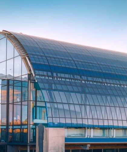 "Les innovations en panneaux solaires semi-transparents pour une double utilisation énergétique et architecturale"