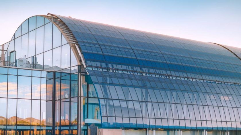 "Les innovations en panneaux solaires semi-transparents pour une double utilisation énergétique et architecturale"