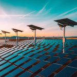« Comparaison entre les trackers solaires et les installations fixes : quel choix pour maximiser le rendement ? »