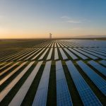 Réduction de l’empreinte carbone dans l’industrie grâce aux systèmes solaires hybrides intelligents