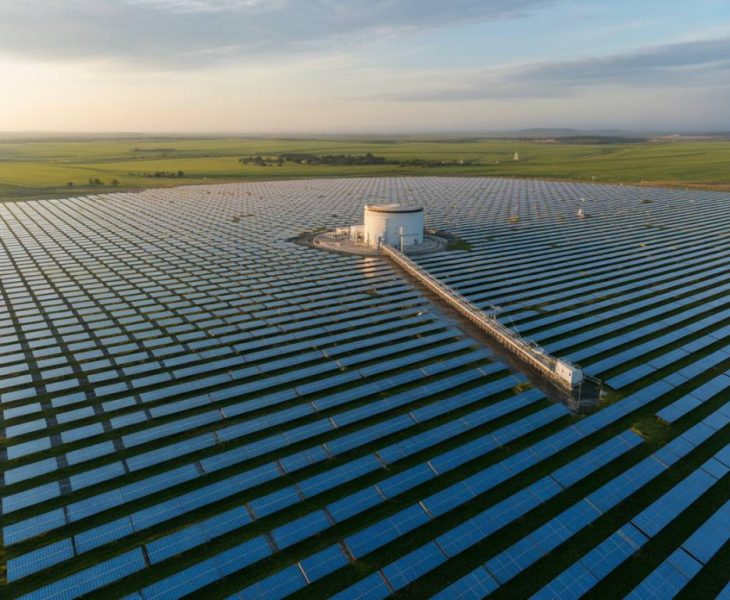 Le rôle des systèmes de stockage par hydrogène vert dans l’optimisation des centrales solaires hybrides