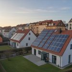 Sektorkopplung in Quartieren: Wie die Kombination aus Solarthermie, Photovoltaik und Wärmepumpen klimaneutrale Wohngebiete ermöglicht
