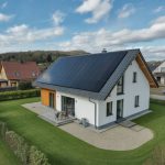 Hybrid-Solarthermie im Bestand: Wie Mehrfamilienhäuser durch intelligente Systemintegration klimaneutral werden